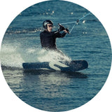 Wakeboarder fährt im Wasser 
